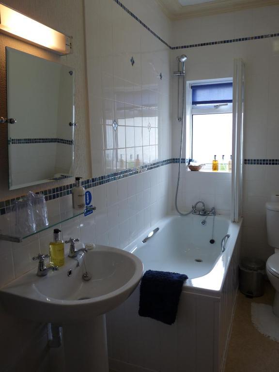 Cornerways Guest House 랜디드노 객실 사진